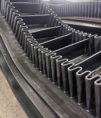 شراء Black Corrugated Sidewall Conveyor Belt for Large Inclination Transportation online manufacture